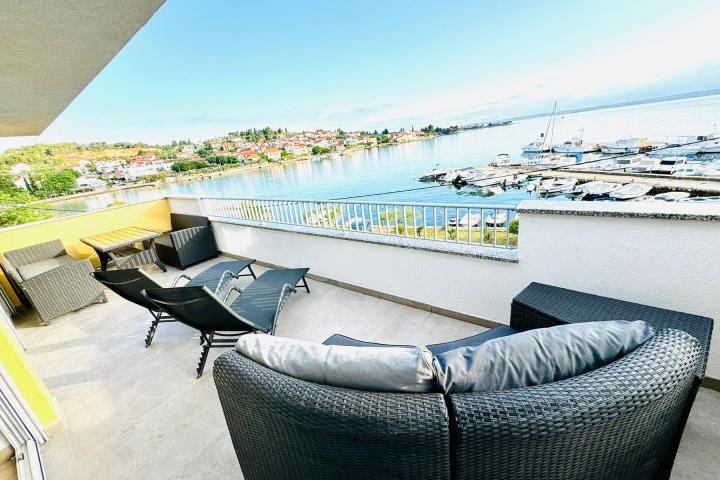 Zadar, Preko prekrasna vila s apartmanima prvi red do mora NKP 344 m2