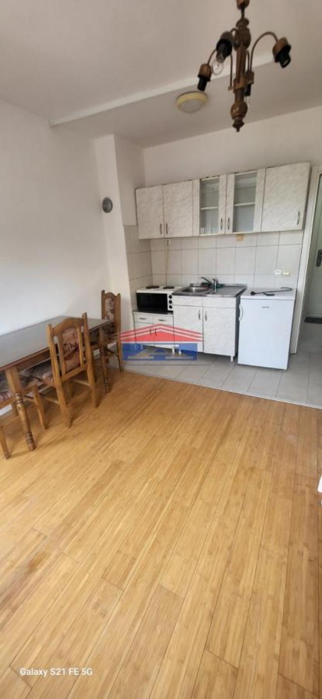 Garsonjera, Grbavica, 26m2, 220eura