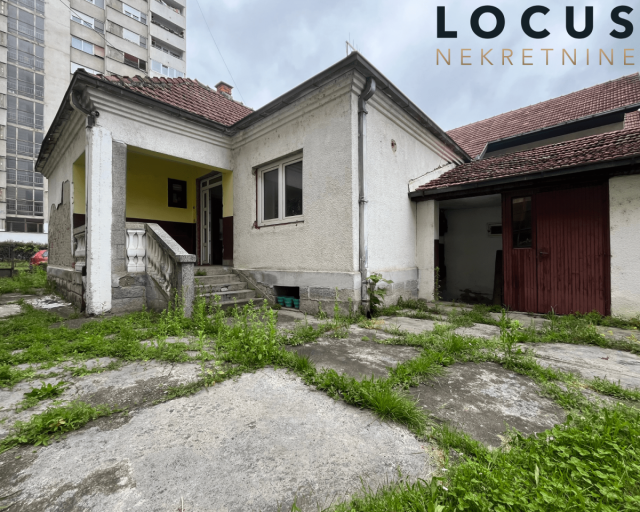 Prodaju se kuće sa 4, 6 ari placa u centru Čačka