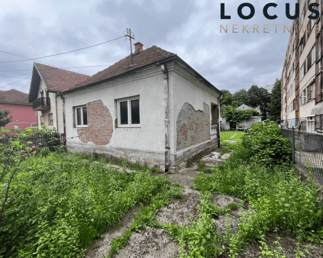 Prodaju se kuće sa 4, 6 ari placa u centru Čačka