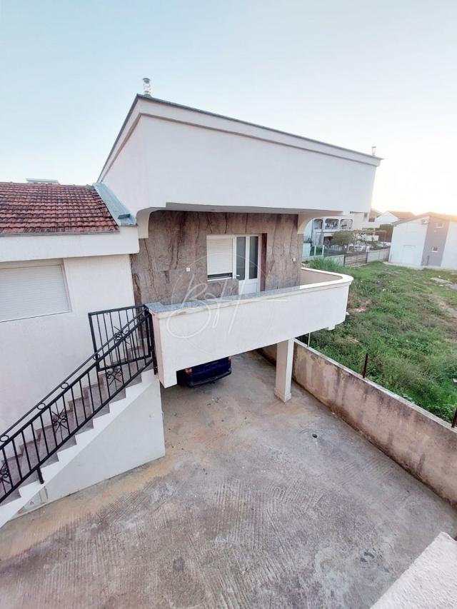 Kuća s apartmanima i pogledom na more, Bar - Crna Gora