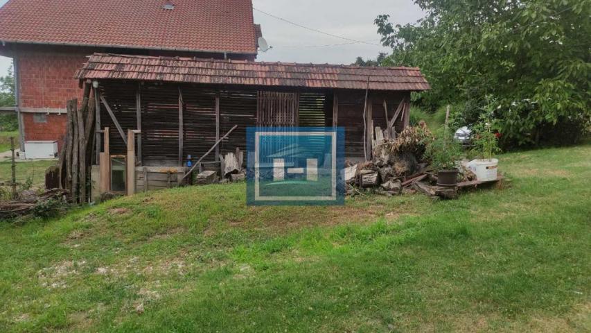 Domaćinstvo u okolini Jagodine kuca , ekonomski objekat, veliki plac , njive i šuma po povoljnoj cen
