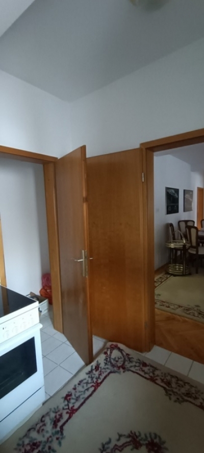 VELIKA KUĆA 600 M2 U SR. KAMENICI , PLAC 570