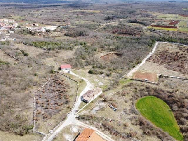 Haus In der Nähe von Marcana, Haus auf einem großen Grundstück von 26.000 m2