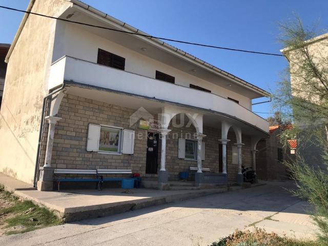 PAKOŠTANE, VRGADA - Spacious house, first row to the sea, ideal for a hostel