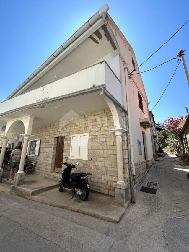 PAKOŠTANE, VRGADA - Spacious house, first row to the sea, ideal for a hostel