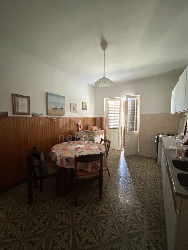 PAKOŠTANE, VRGADA - Spacious house, first row to the sea, ideal for a hostel