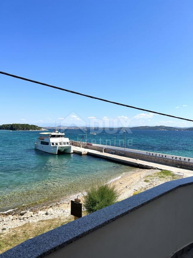 PAKOŠTANE, VRGADA - Spacious house, first row to the sea, ideal for a hostel