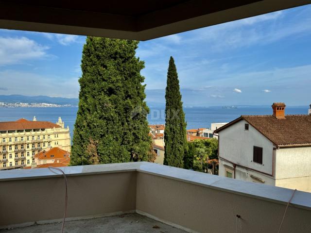 OPATIJA, CENTAR – luksuzan penthouse u centru Opatije, privatna pozicija i krovni bazen, samo 200m o