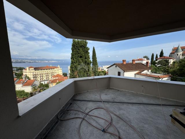 OPATIJA, CENTAR – luksuzan penthouse u centru Opatije, privatna pozicija i krovni bazen, samo 200m o