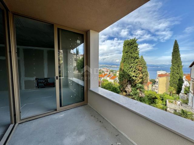 OPATIJA, ZENTRUM – größere Wohnung in einem luxuriösen Neubau mit Aussicht und Garage, nur 200 m vom