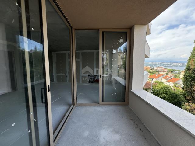 OPATIJA, ZENTRUM – größere Wohnung in einem luxuriösen Neubau mit Aussicht und Garage, nur 200 m vom