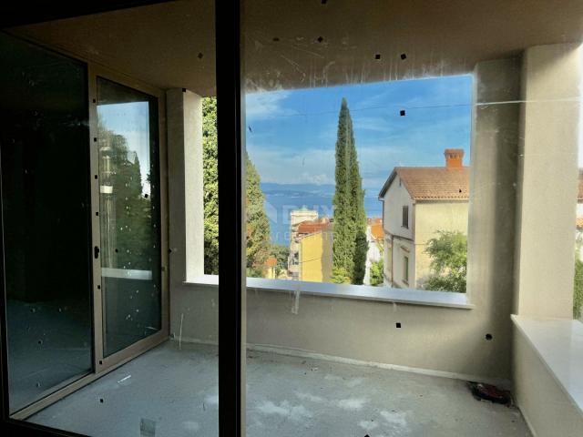 OPATIJA, CENTAR – veći stan u luksuznoj novogradnji s pogledom i garažom, samo 200m od Lungomare