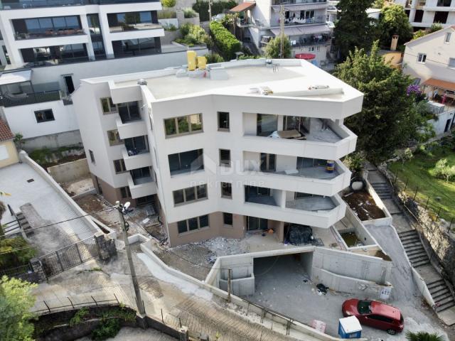 OPATIJA, ZENTRUM – größere Wohnung in einem luxuriösen Neubau mit Aussicht und Garage, nur 200 m vom