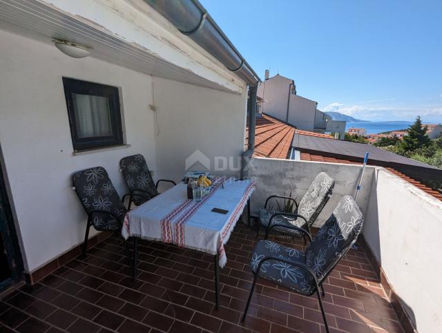 SENJ, STINICA, stan s garažom na prvom katu, balkon, pogled more 