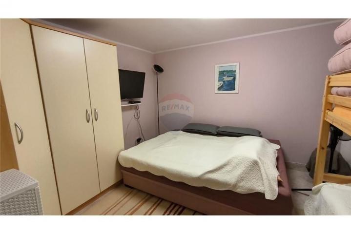 Novalja - kuća sa tri apartmana - NOVO U PONUDI 