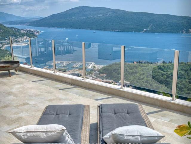 Luxurious 4-Bedroom Villa with Panoramic Terrace in Herceg Novi, Podi