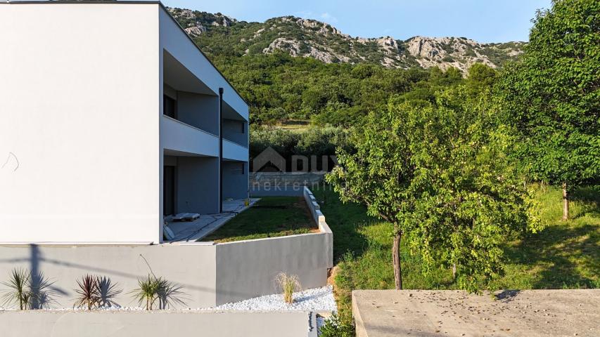 INSEL KRK, BAŠKA (Umgebung) – Moderne Wohnung im Erdgeschoss mit Garten