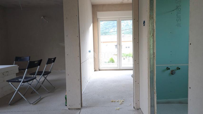 INSEL KRK, BAŠKA (Umgebung) – Moderne Wohnung im Erdgeschoss mit Garten