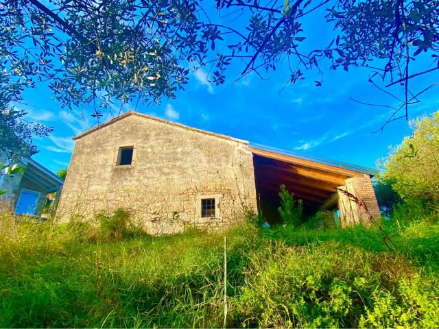 ISTRIA, DRAGUĆ - two houses + 3,265 m2 of construction land with 6 planned houses! OPPORTUNITY!