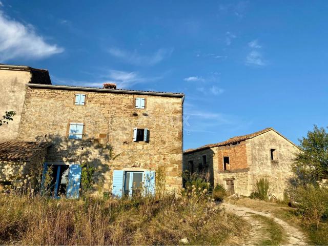 ISTRIA, DRAGUĆ - two houses + 3,265 m2 of construction land with 6 planned houses! OPPORTUNITY!