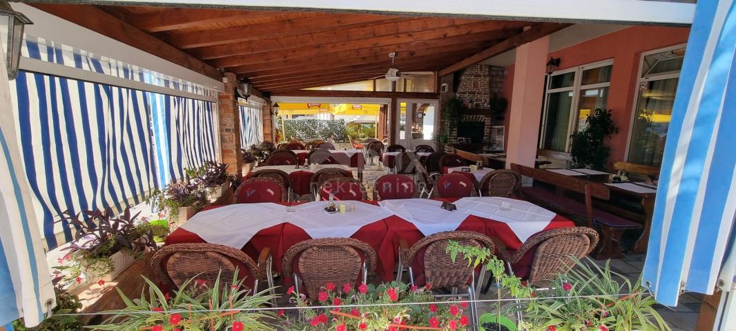 NOVI VINODOLSKI - Zgrada s restoranom, 4 apartmana, 4 sobe, garažom i okućnicom