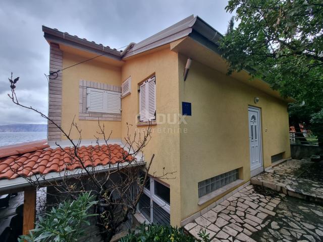 NOVI VINODOLSKI, SMOKVICA - House with pool, first row to the sea