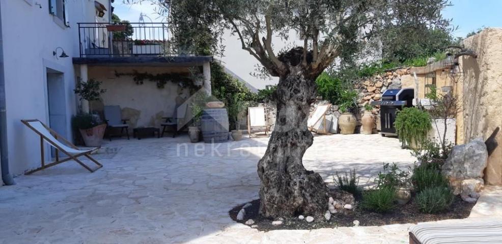 OTOK KRK, MALINSKA - Šarmantna kamena kuća s bazenom