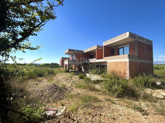 ZADAR, PRIVLAKA - Villa mit Schwimmbad in der Rohbauphase