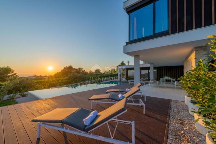 DALMATIEN PRIMOŠTEN Villa mit Pool und Meerblick