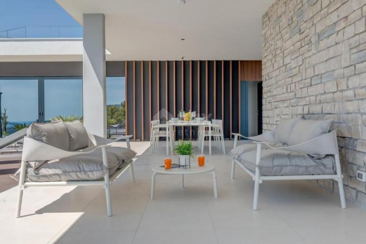 DALMATIA PRIMOŠTEN Villa with pool and sea view