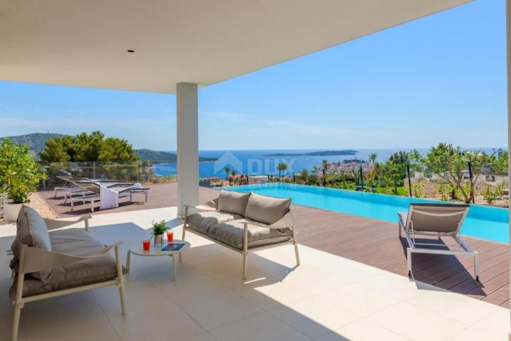 DALMATIA PRIMOŠTEN Villa with pool and sea view