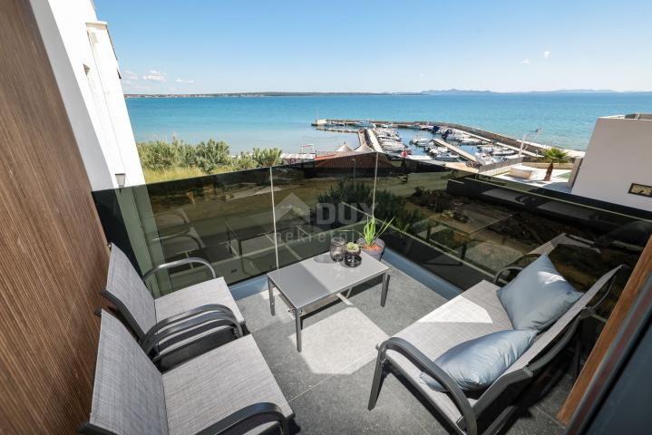 PRIVLAKA, ZADAR – Außergewöhnliche Gelegenheit! Penthouse in der 1. Reihe zum Meer