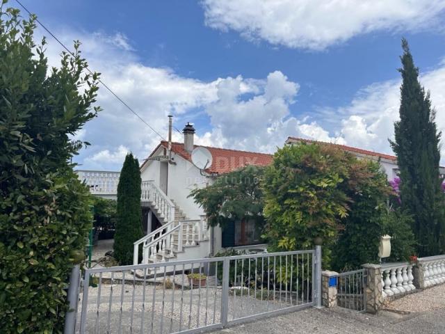 KRK, DOBRINJ - Haus mit zwei Wohnungen, Meerblick und gepflegtem Garten