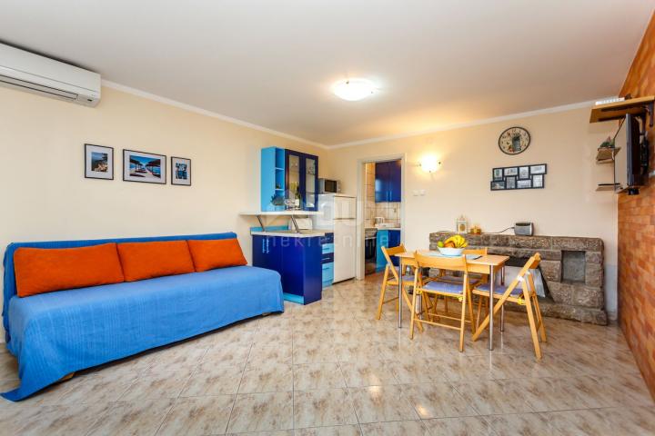 OTOK KRK, MALINSKA - Renovirana apartmanska kuća u blizini mora