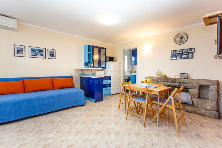 OTOK KRK, MALINSKA - Renovirana apartmanska kuća u blizini mora