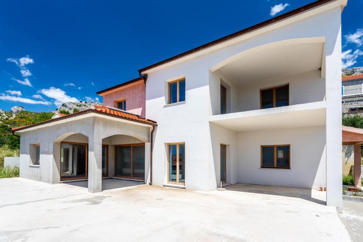 Solin, Kučine, vila s bazenom na mirnoj lokaciji NKP 310 m2