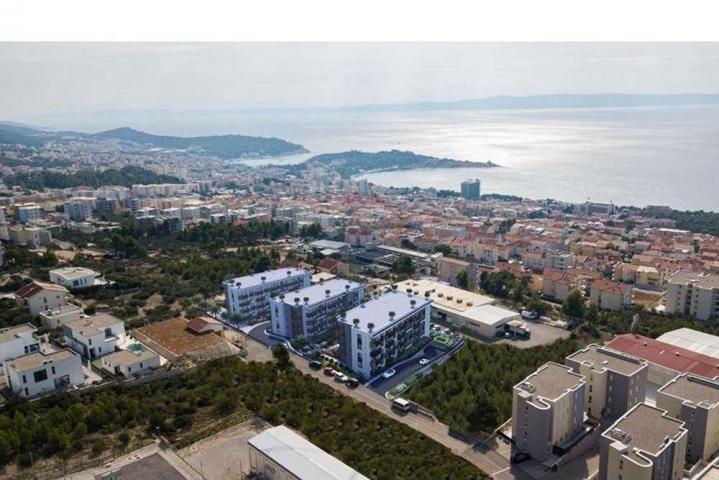 MAKARSKA -TROSOBNI STAN S TERASOM I VRTOM