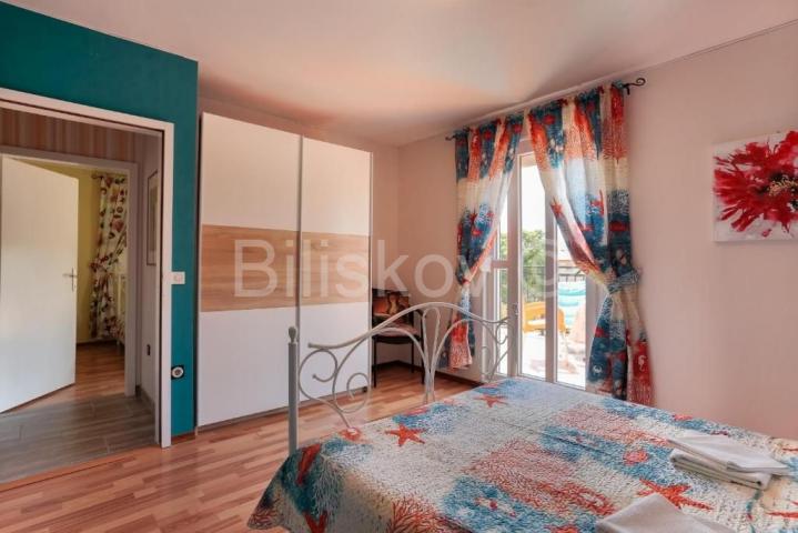 Prodaja, Medulin, vila sa bazenom, 3 uređena studio apartmana