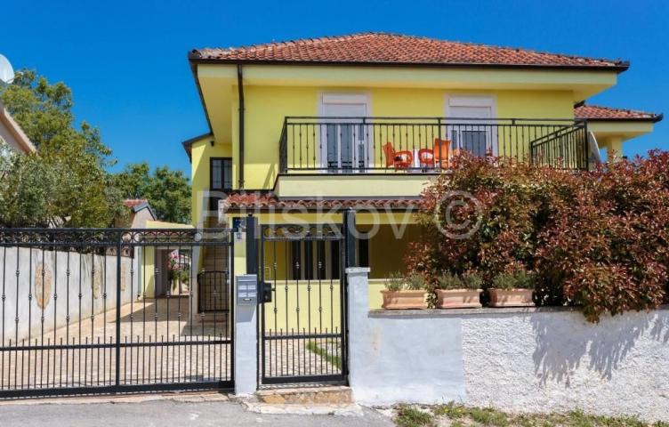 Prodaja, Medulin, vila sa bazenom, 3 uređena studio apartmana