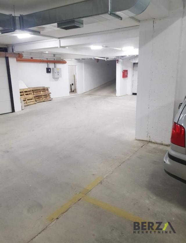 PARKING MESTO U SUTERENU ZGRADE NA ROTKVARIJI