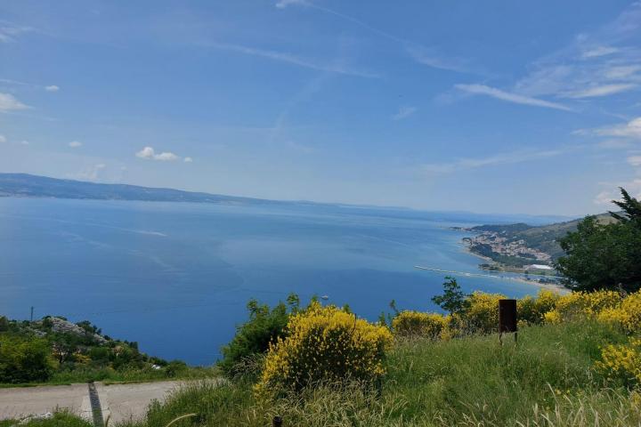 Omiš, građevinsko zemljište s pravomoćnom dozvolom