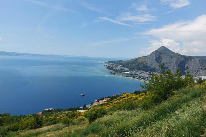 Omiš, građevinsko zemljište s pravomoćnom dozvolom