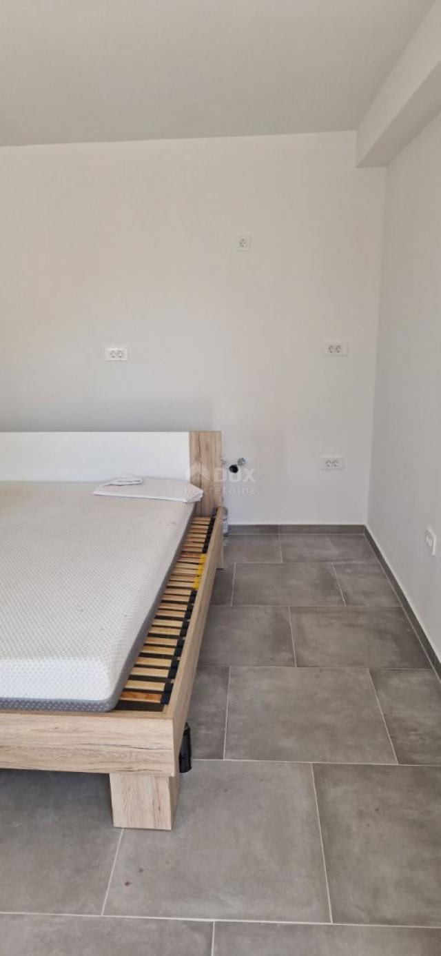 CRIKVENICA - Studio-Apartment in einem neuen Gebäude mit Terrasse und Parkplatz