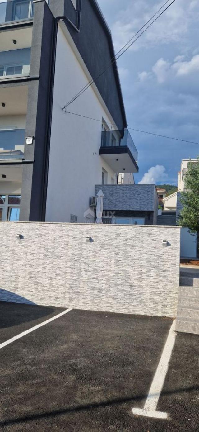 CRIKVENICA - Studio-Apartment in einem neuen Gebäude mit Terrasse und Parkplatz