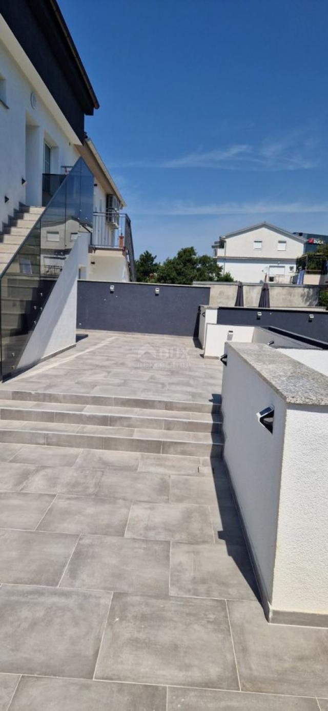 CRIKVENICA – Studio-Apartment in einem neuen Gebäude mit Terrasse und Parkplatz