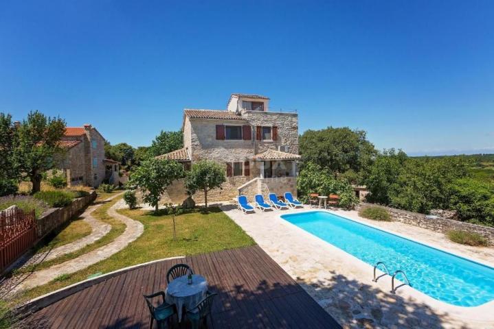 ISTRIEN, VIŠNJAN - Istrisches autochthones Haus mit Swimmingpool und Meerblick