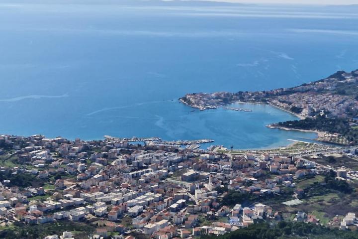 Strožanac, komforan trosoban stan, krovna terasa-panoramski pogled