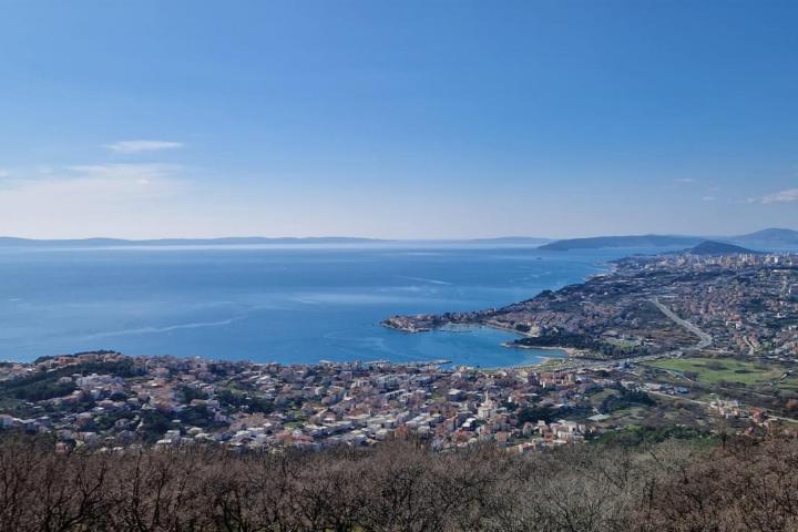 Strožanac, komforan trosoban stan, krovna terasa-panoramski pogled