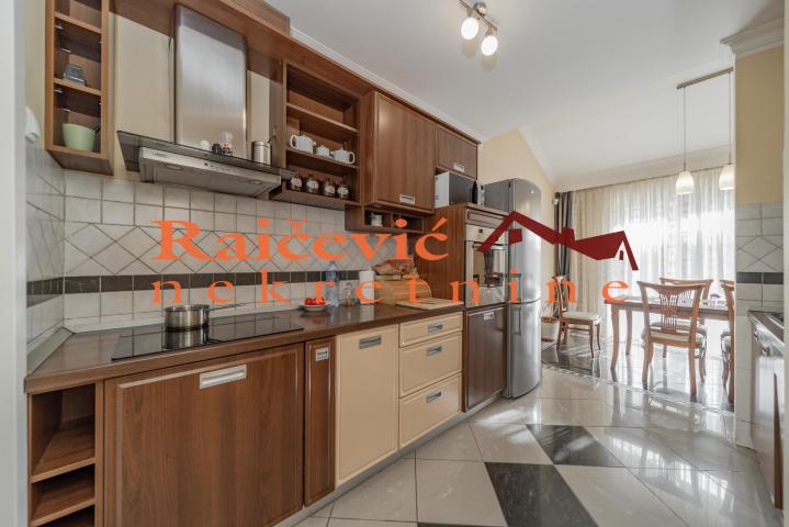 SAVSKI VENAC DEDINJE 135m2 , T , 375000e